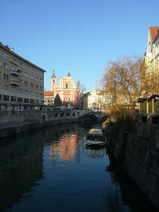 Rijeka Ljubljanica protječe kroz centar Ljubljanu